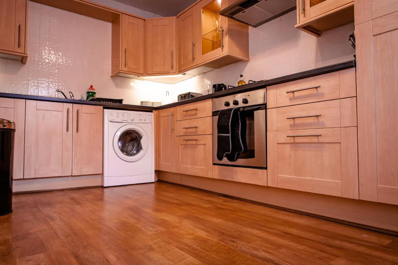 Lord Street - 2 Beautiful Apartments - Sleep Up To 14 Guests - By Rework Accommodation Chester Exterior photo