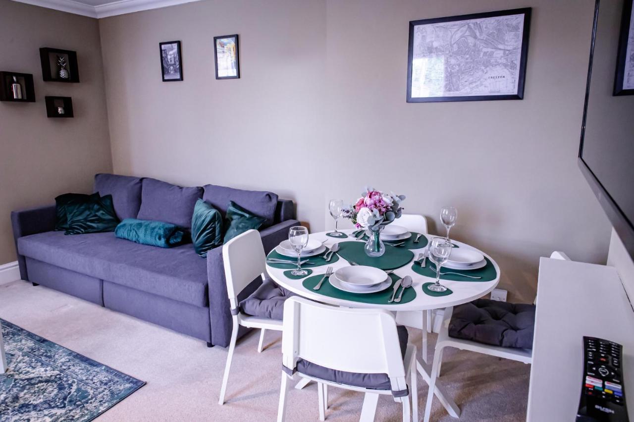 Lord Street - 2 Beautiful Apartments - Sleep Up To 14 Guests - By Rework Accommodation Chester Exterior photo
