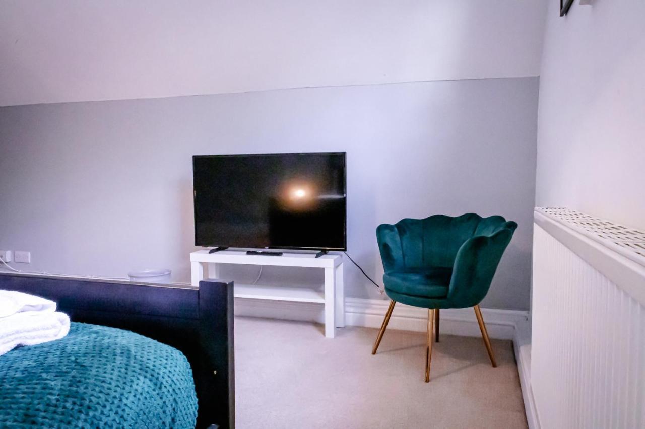 Lord Street - 2 Beautiful Apartments - Sleep Up To 14 Guests - By Rework Accommodation Chester Exterior photo