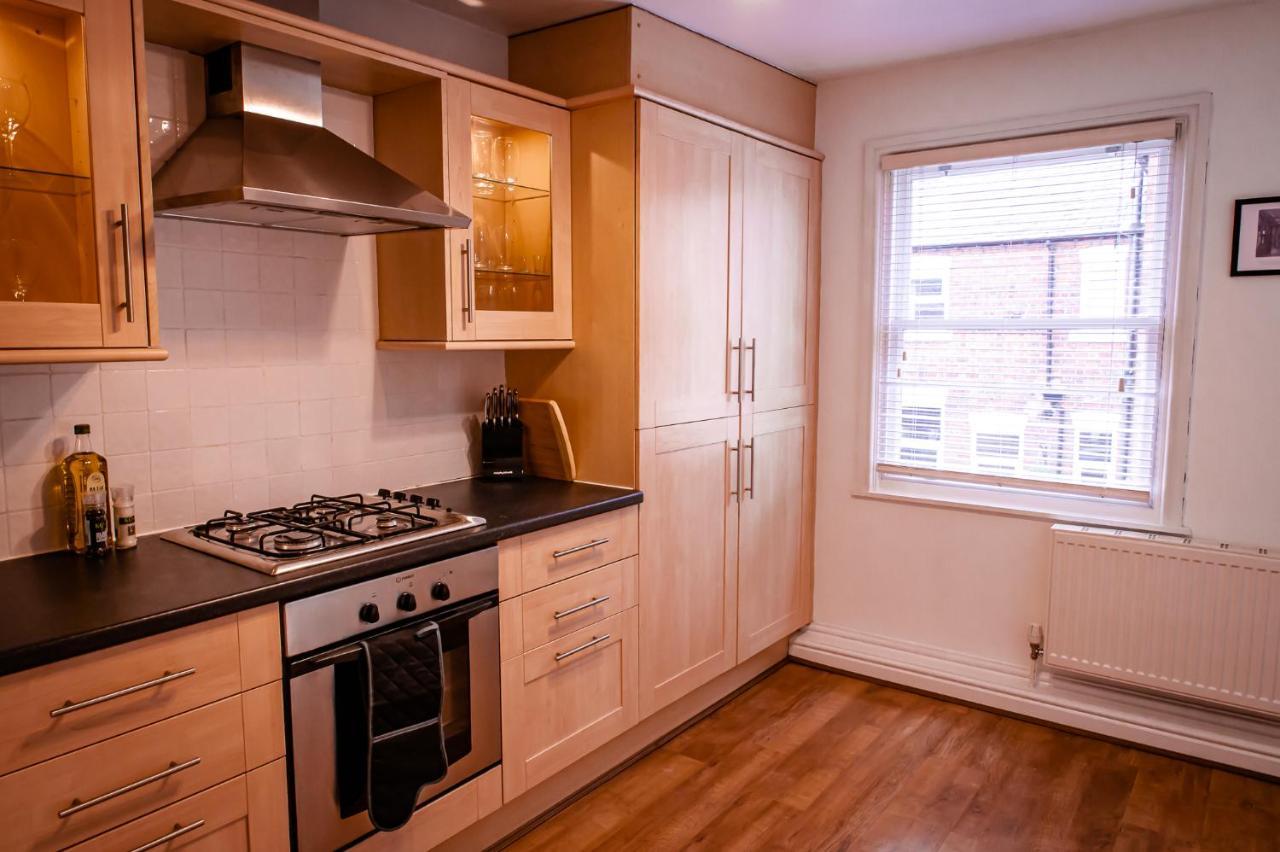 Lord Street - 2 Beautiful Apartments - Sleep Up To 14 Guests - By Rework Accommodation Chester Exterior photo