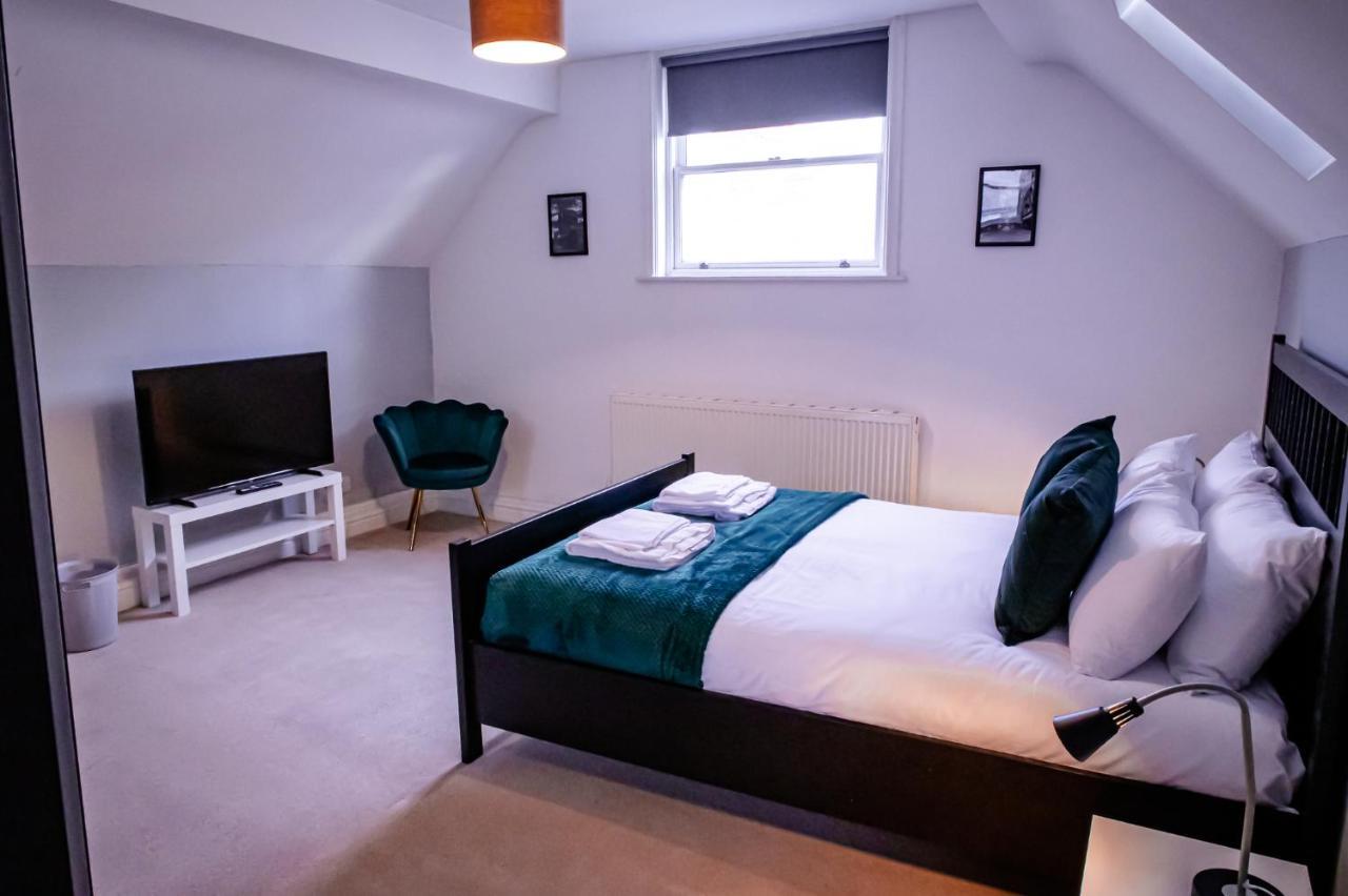 Lord Street - 2 Beautiful Apartments - Sleep Up To 14 Guests - By Rework Accommodation Chester Exterior photo