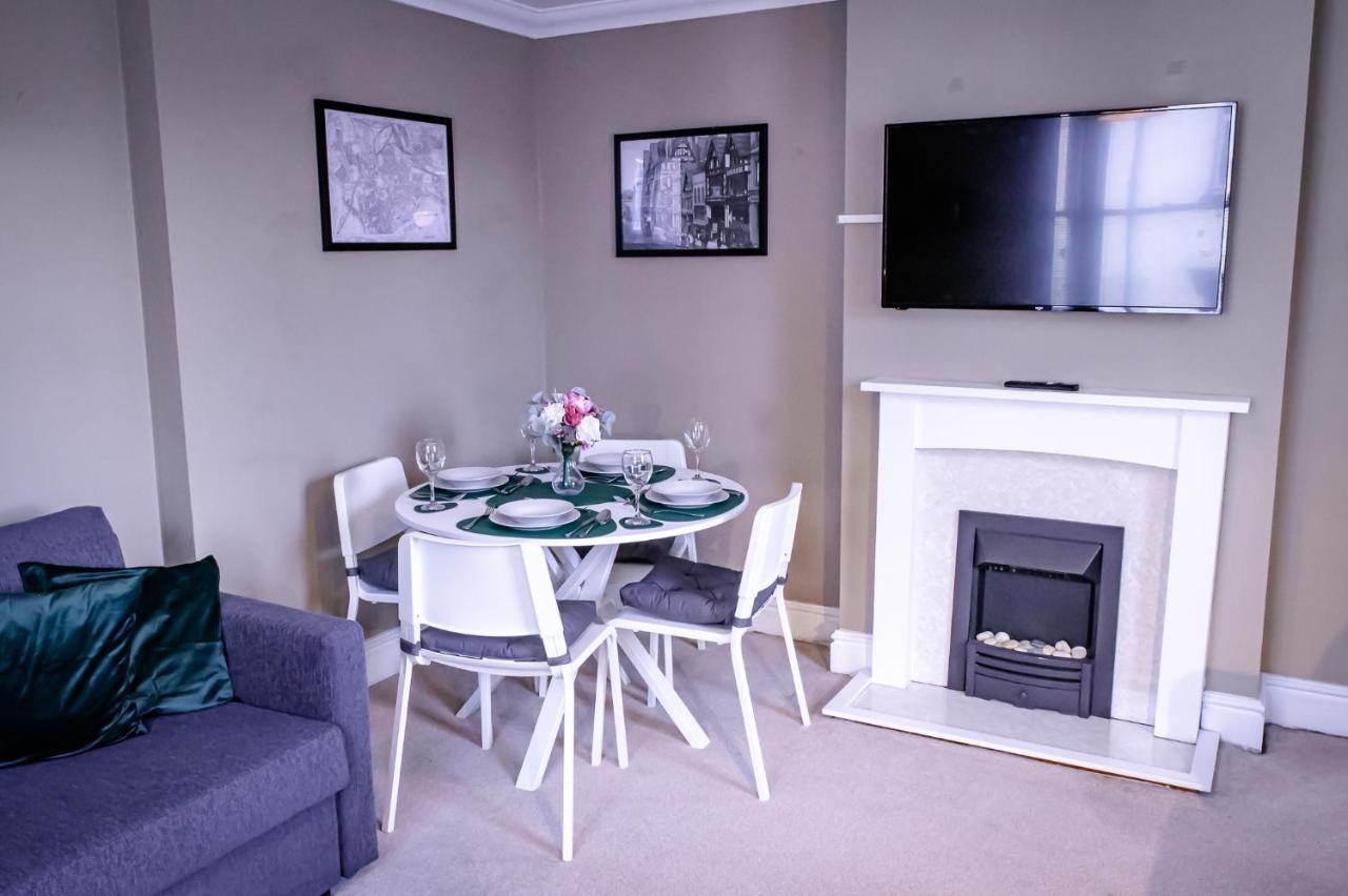 Lord Street - 2 Beautiful Apartments - Sleep Up To 14 Guests - By Rework Accommodation Chester Exterior photo