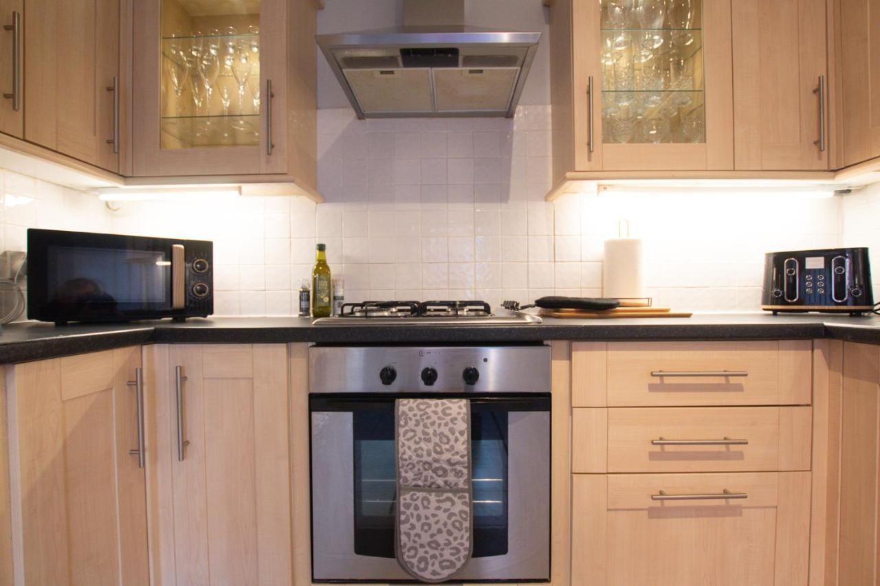 Lord Street - 2 Beautiful Apartments - Sleep Up To 14 Guests - By Rework Accommodation Chester Exterior photo
