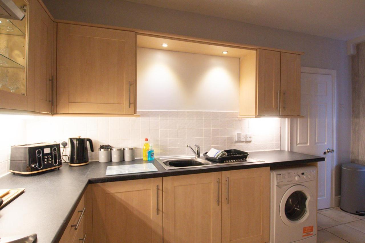Lord Street - 2 Beautiful Apartments - Sleep Up To 14 Guests - By Rework Accommodation Chester Exterior photo